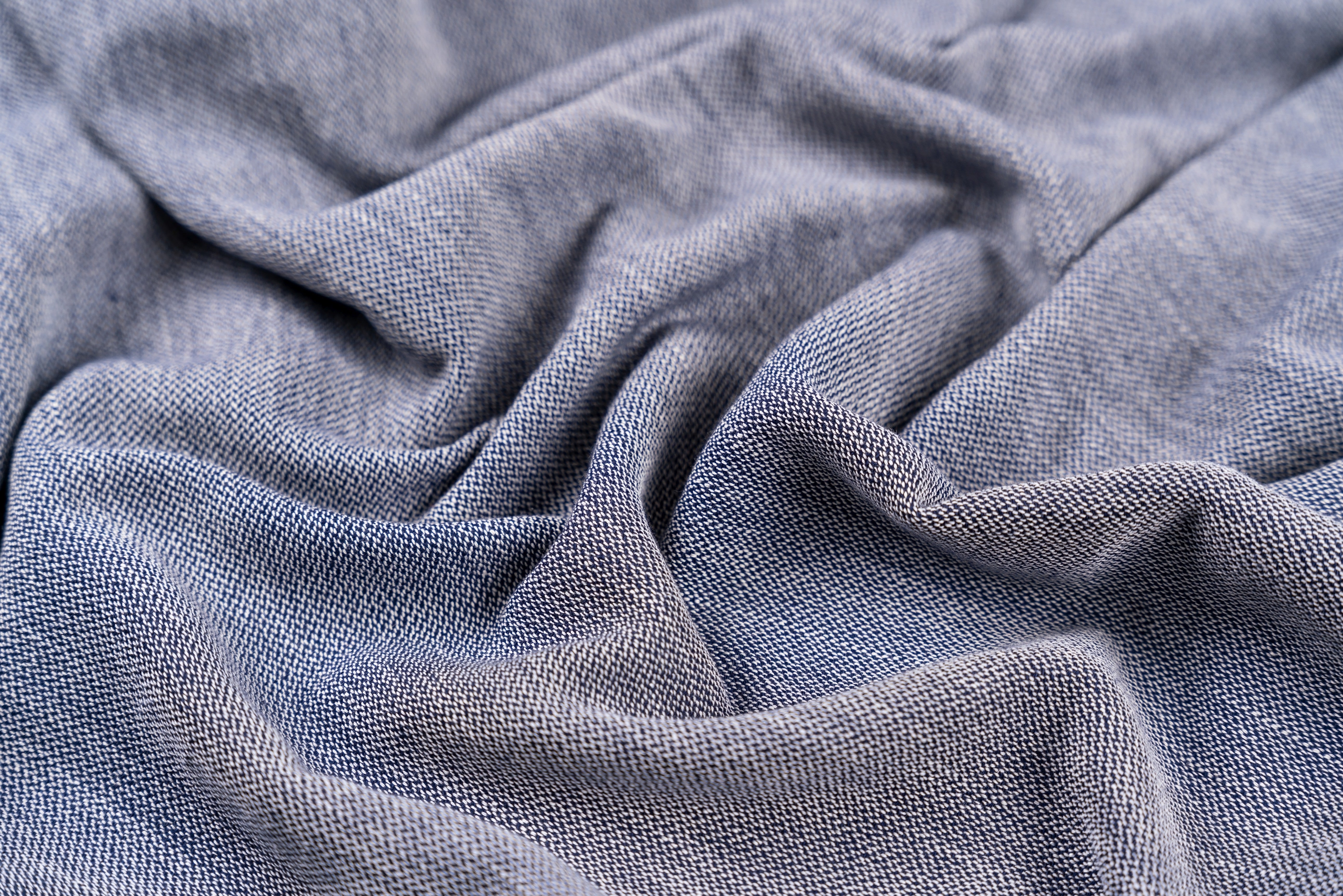 Detailaufnahme der luftigen, offenporigen Webstruktur eines Ecobain Air Towels. Unsere spezielle Webart sorgt für maximale Atmungsaktivität, extremer Leichtigkeit und schnelle Trocknung. Gefertigt aus 100 Prozent gekämmter Baumwolle, ist dieses Tuch die smarte, plastikfreie Alternative zu schwerem Frottee. Perfekt für ein reines Hautgefühl in Sauna, Therme und beim Sport. Ressourcenschonend, langlebig und ein echtes Must-have für dein bewusstes Baderitual.