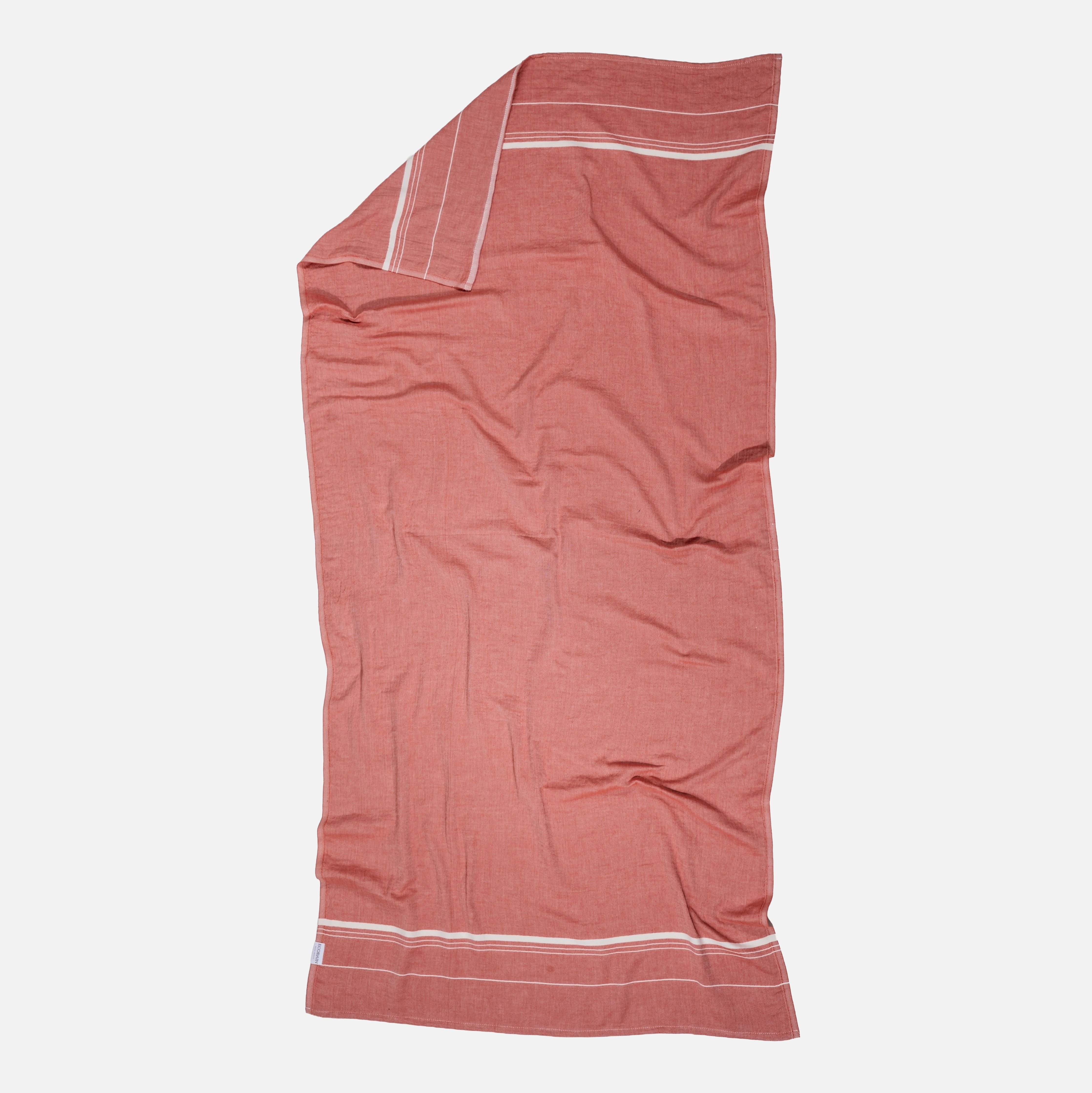 Luxuriöses Ecobain Baumwolltuch aus der 'Bathroom Series' im tiefen Ziegelrot Burnt Brick. Das anschmiegsame Premiumtuch aus vierlagigem, supersoftem Jacquard-Gewebe (Musselin) verwandelt deine tägliche Routine in das schönste Ritual des Tages. Dieses kuschelige und weiche Badetuch bringt exklusive Badekultur, das Gefühl von einer eigenen Heimsauna und puren Home-Spa-Luxus direkt zu dir nach Hause – für dein ganz persönliches, softes Cocooning voller Geborgenheit.