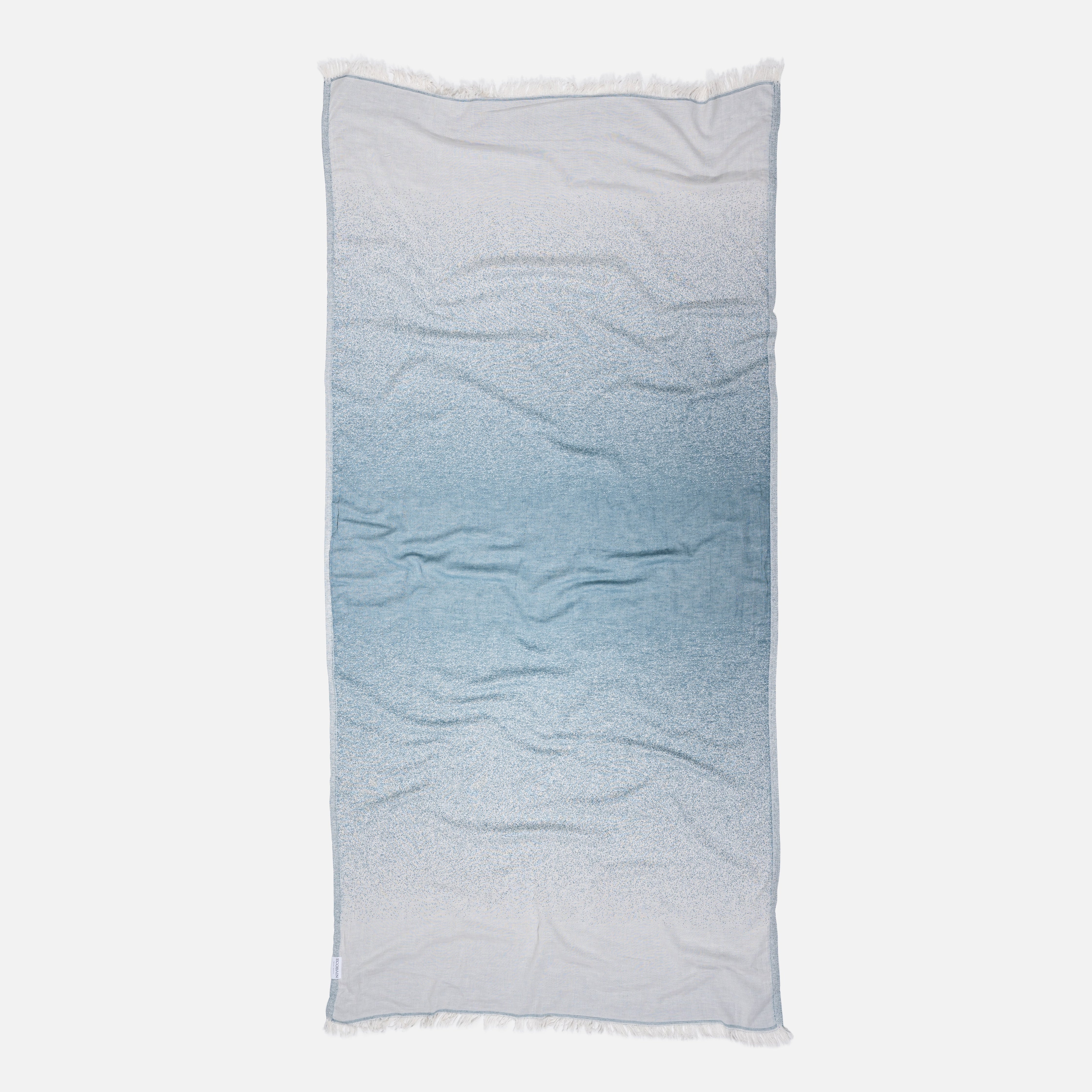 Ein elegant gefaltetes Ecobain Hamamtuch im Design Faded, Farbton Sailors Dream. Der ausdrucksstarke Farbverlauf von tiefem Petrol zu hellem Ecru entsteht durch eine aufwendige Jacquard-Webung. Gefertigt aus 100 Prozent langstapeliger, gekämmter Baumwolle, ist dieses ressourcenschonende und plastikfreie Tuch die smarte, platzsparende Alternative zu klassischem Frottee. Schnelltrocknend und besonders hautfreundlich – ein stilvolles Must-have für dein Badezimmer, Wellness oder entspannte Reisen.