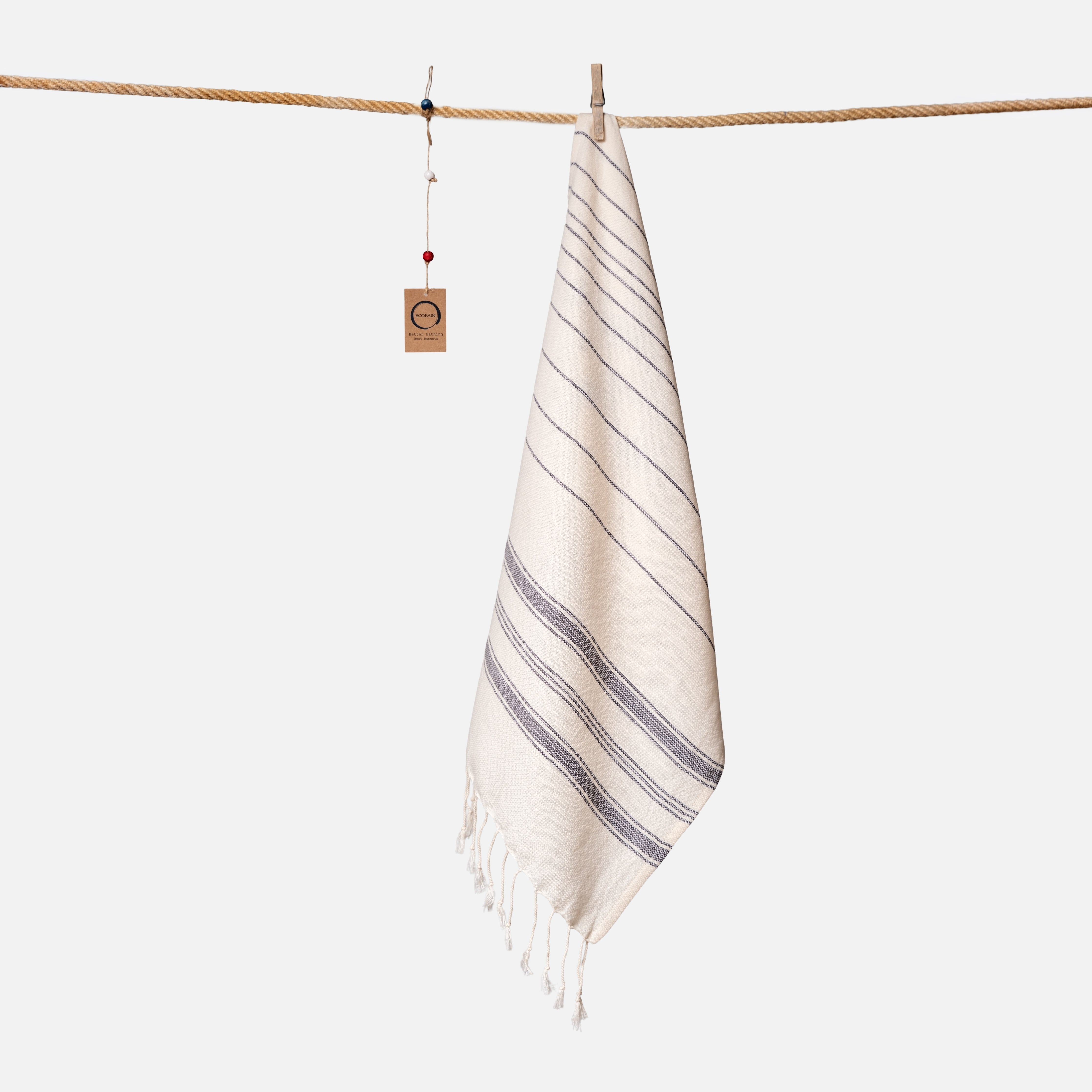 Kompaktes Ecobain Reisehandtuch im Design 'New Classic' in der eleganten Farbgebung After Dark. Mit 50x100 cm ist dieses leichte Baumwolltuch aus hochwertiger Faser der ideale Begleiter für den Ausflug zum Badesee, das Handgepäck oder als ästhetisches Sporttuch. Ein schnelltrocknendes Hamamtuch, das traditionelle Webkunst mit moderner Leichtigkeit verbindet und deinen Alltag mit purer Eleganz bereichert.