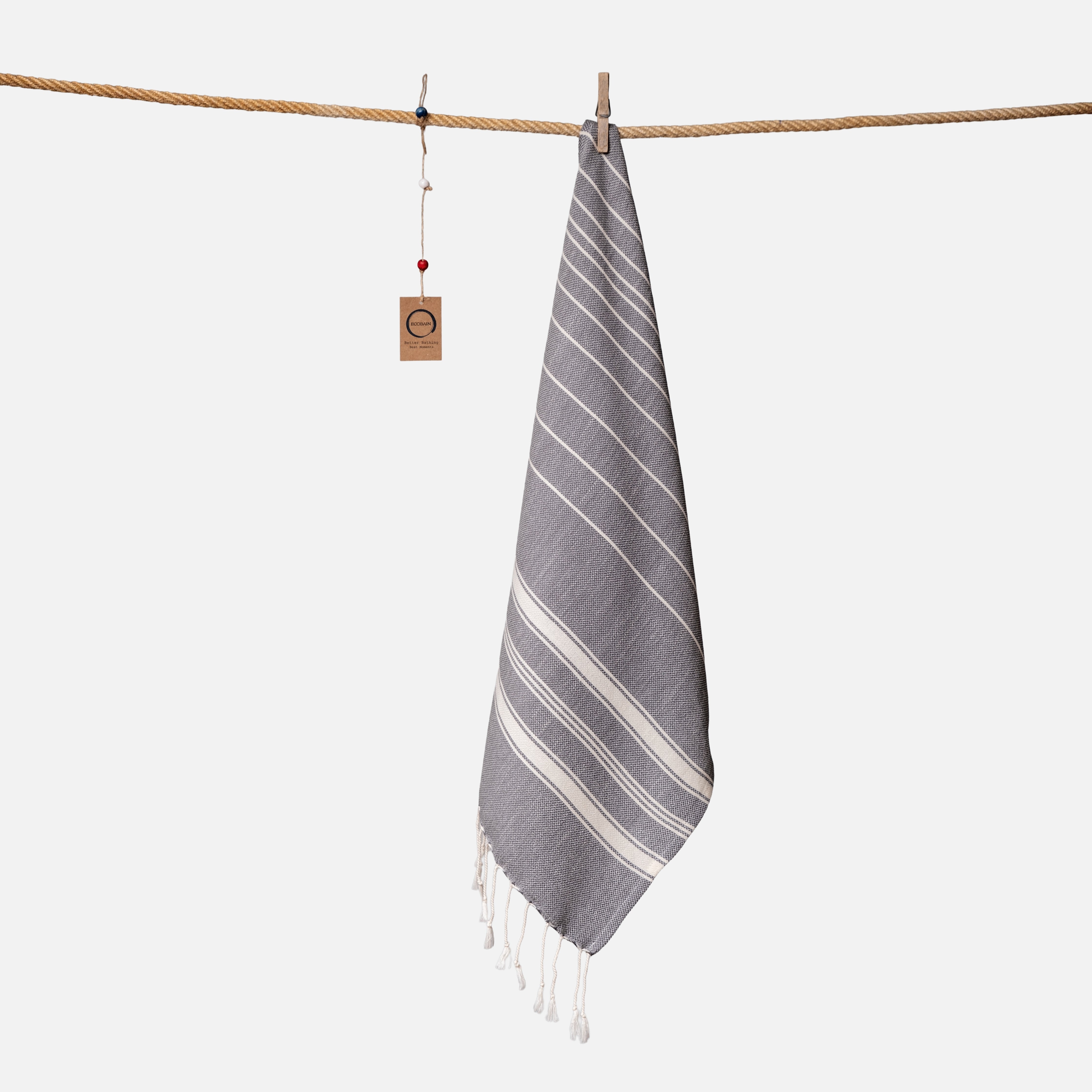 Kompaktes Ecobain Reisehandtuch im Design 'New Classic' in der Farbe Storm Cloud. Mit 50x100 cm ist dieses leichte Baumwolltuch aus hochwertiger Faser der ideale Begleiter für jeden Camping-Ausflug, das Handgepäck oder als stylisches Fitnesstuch. Ein schnelltrocknendes Hamamtuch, das traditionelle Webkunst mit moderner Leichtigkeit verbindet und deinen Alltag als verlässliches Outdoor-Equipment bereichert.
