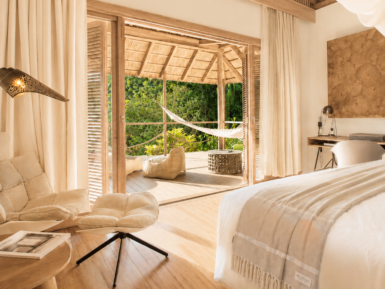 Exklusive B2B Lösungen für die Hotellerie. Edel gerollte und gefaltete Ecobain Hamamtücher werten das helle Hotelbett stilvoll auf. Wir bieten kundengenaue Konzepte für Gastronomie, Wellness und Stores. Gefertigt aus 100 % gekämmter Baumwolle, ist dieses ressourcenschonende Premium Textil die smarte, plastikfreie Alternative zu schwerem Frottee. Es spart massiv Platz im Housekeeping, trocknet extrem schnell und bietet Ihren Gästen pure Leichtigkeit.