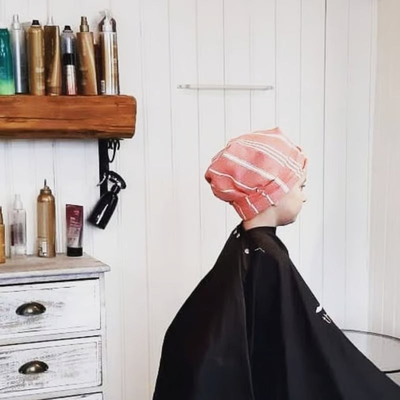 Logo des Premium Salons "Petra im Salon". Dieser exklusive Salon nutzt Ecobain Handtücher für das perfekte Kundenerlebnis. Die feinen Naturfasern nehmen Feuchtigkeit sanft auf und trocknen Haare besonders schonend. Gleichzeitig profitiert der Salon von extremer Platzersparnis und wirtschaftlicher Effizienz bei der täglichen Wäsche.