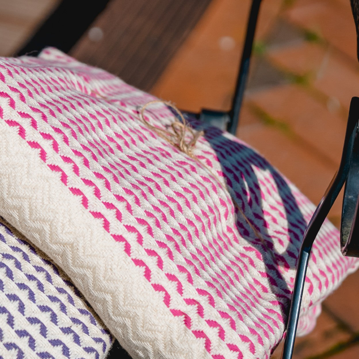 Ein eng gefaltetes Ecobain Gordion Towel in kräftigem Fuchsia (Wild Fuchsia/Dark Pink), das die Komplexität des feinen Webmusters zeigt.