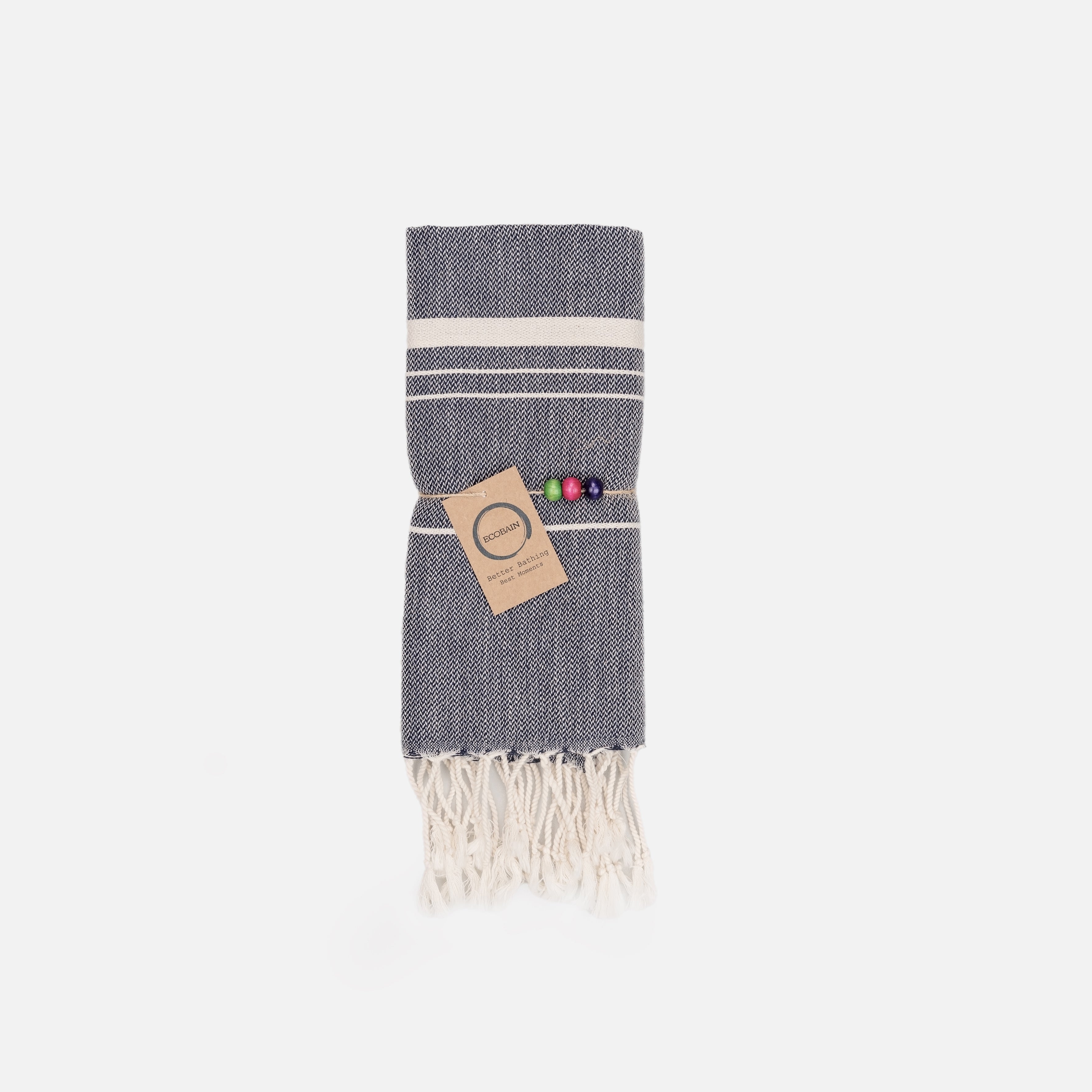 Kompaktes Ecobain Haartuch der Serie 'Bathroom Air' im zeitlosen Marineblau Midnight Anchor. Dieses ultraleichte Tuch in 50x100 cm mit feiner Dobby Webung ist das perfekte Turbantuch nach der Dusche und eine absolut natürliche, plastikfreie Alternative zum Microfasertuch. Als extrem saugstarkes Gesichtstuch in tiefem Blau befreit es deine tägliche Pflegeroutine von schweren Stoffen und trocknet in Rekordzeit.