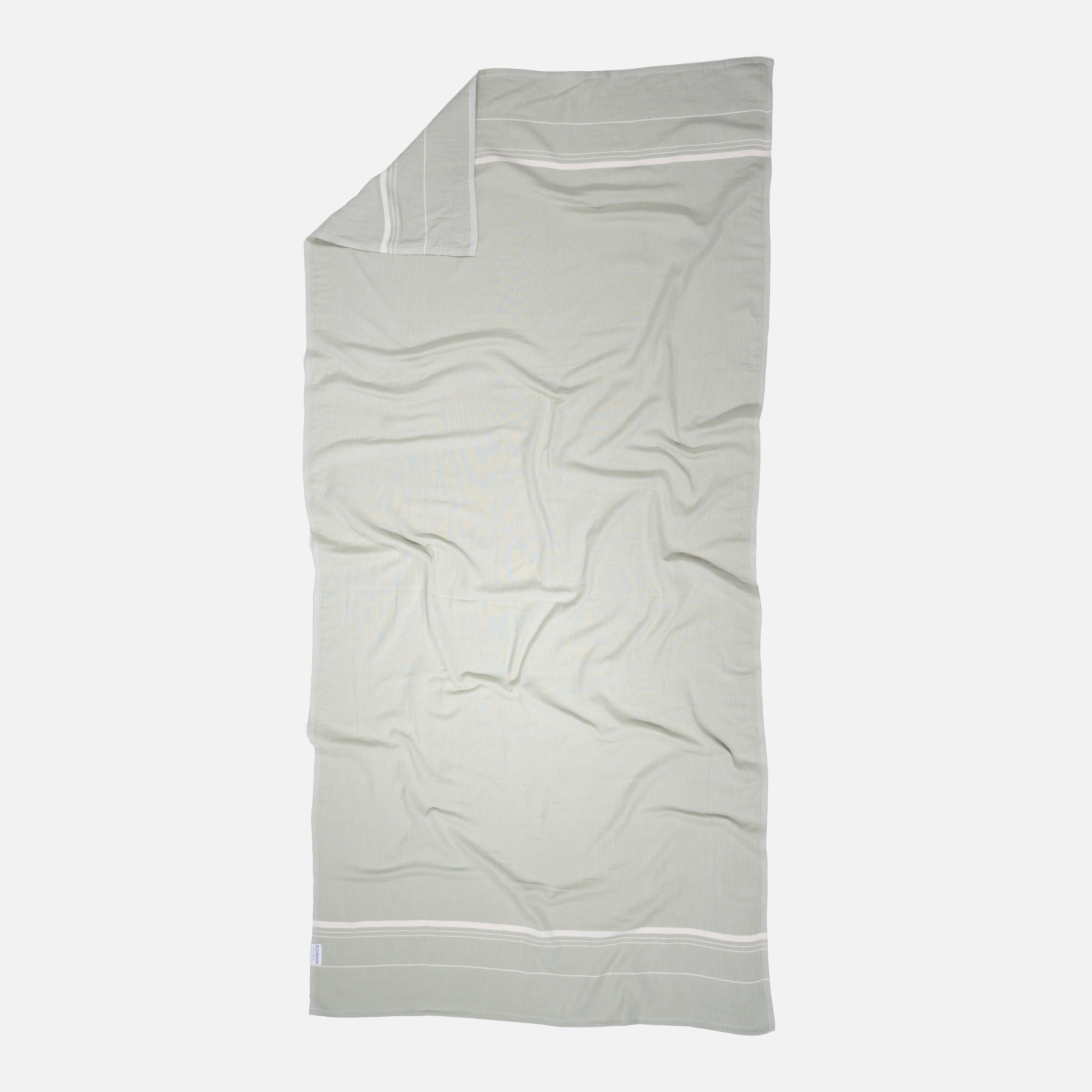 Luxuriöses Ecobain Baumwolltuch aus der 'Bathroom Series' im tiefen Smaragdgrün Magic Mermaid. Das anschmiegsame Premiumtuch aus vierlagigem, supersoftem Jacquard-Gewebe (Musselin) lädt dazu ein, deine tägliche Pflegeroutine in ein tiefenentspanntes Achtsamkeitsritual zu verwandeln. Dieses kuschelige und weiche Badetuch bringt die regenerative Kraft der Natur, stilvolle Badekultur und puren Home-Spa-Luxus direkt in dein Badezimmer – die perfekte Begleitung für dein ganz persönliches Cocooning voller Frische