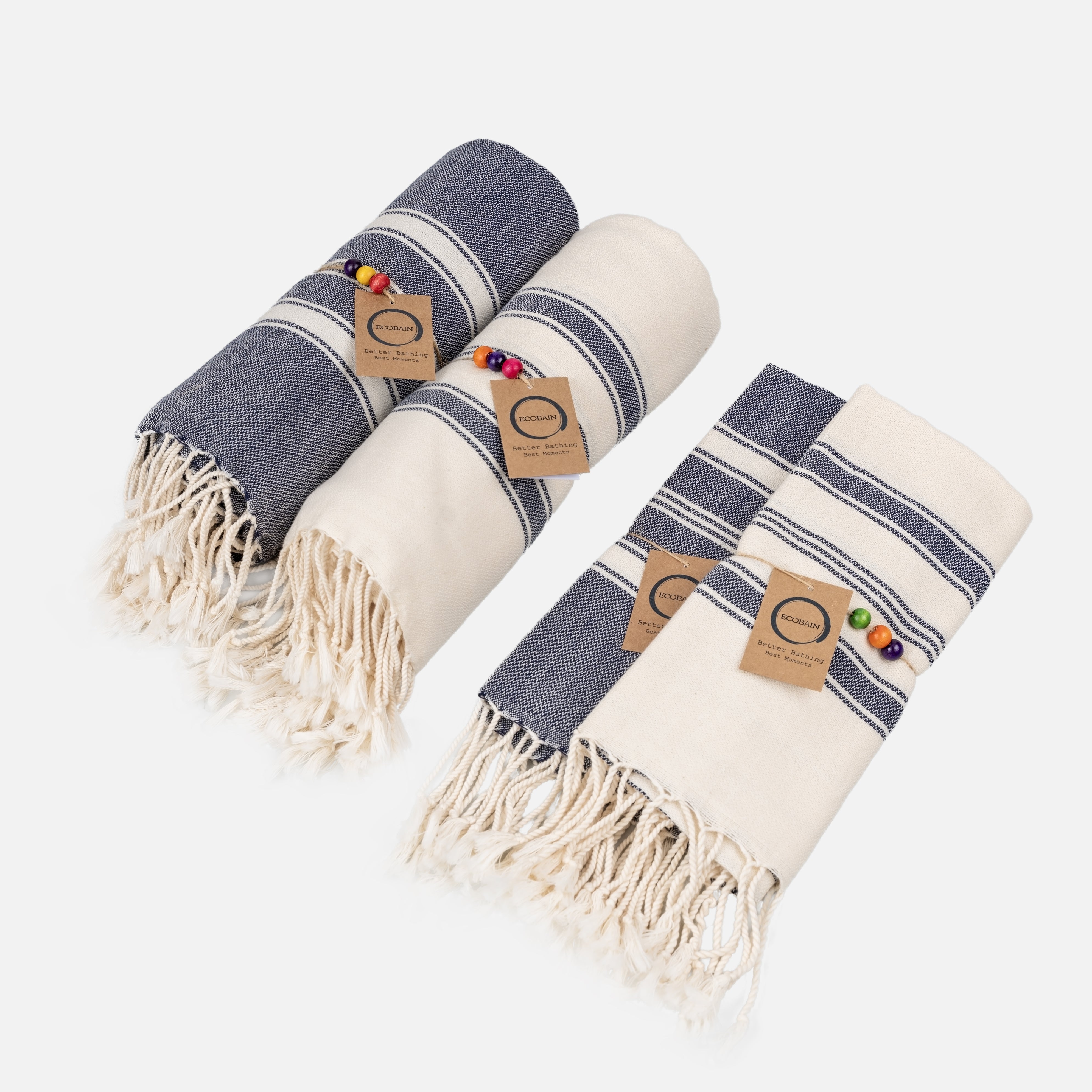 Ecobain Better Together Pack Handtuch-Set in Dunkelblau und Naturweiß. Das vierteilige Hamamtuch-Set aus 100% Naturfasern besteht aus zwei großen Saunatüchern und zwei passenden Gästetüchern mit Fransen, Holzperlen und Hangtag.