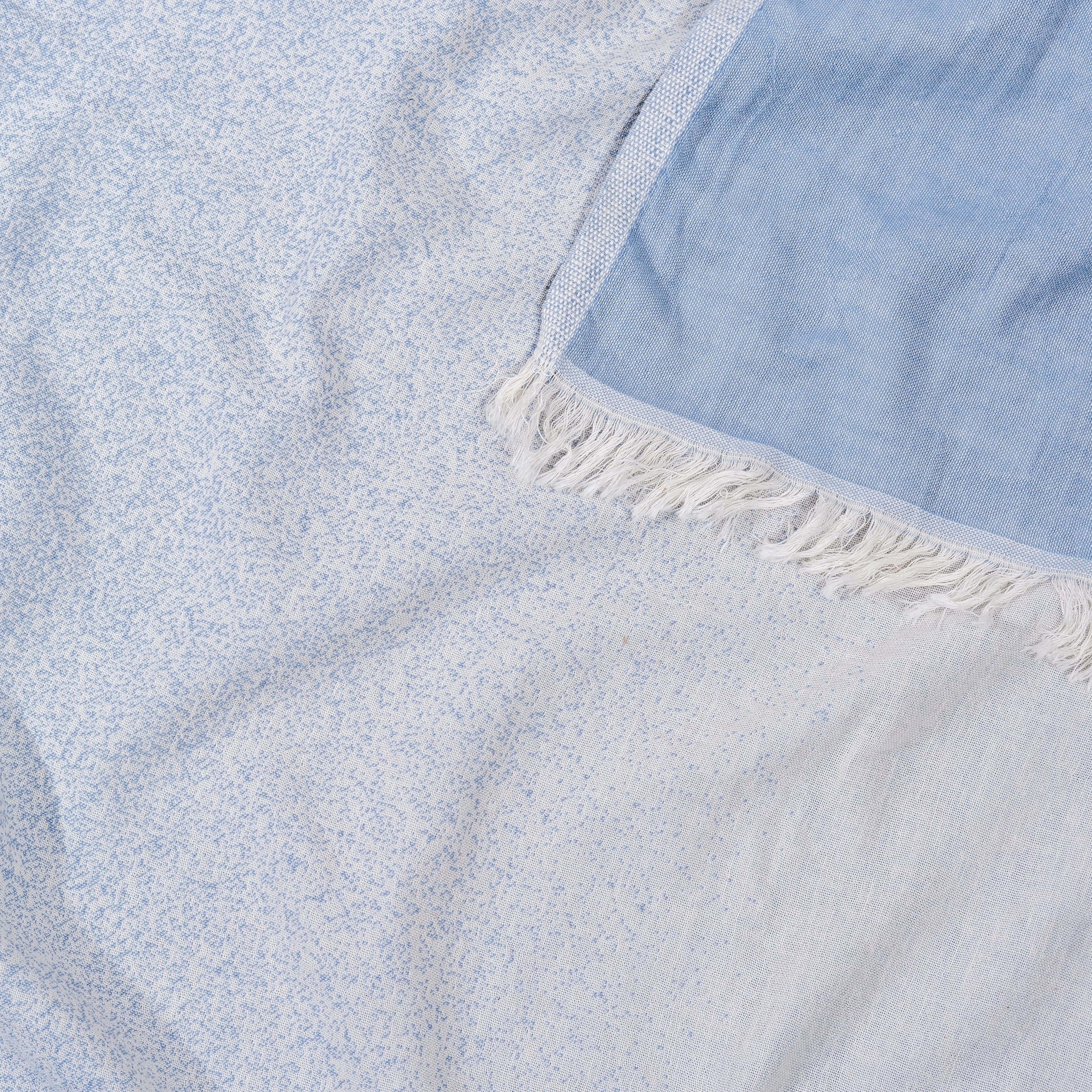 Detailaufnahme eines Ecobain Hamamtuchs aus der Liberty Series im Design Faded. Der Farbton Deep Tide überzeugt durch eine moderne, maritime Ästhetik. Gefertigt aus 100 Prozent langstapeliger, gekämmter Baumwolle, bietet dieses Textil eine ressourcenschonende und plastikfreie Alternative zu Frottee. Die flache Webart sorgt für extrem schnelles Trocknen und ein reines, natürliches Hautgefühl. Ein stilvolles Must-have für Wellness, Strand und ein bewusstes Zuhause.