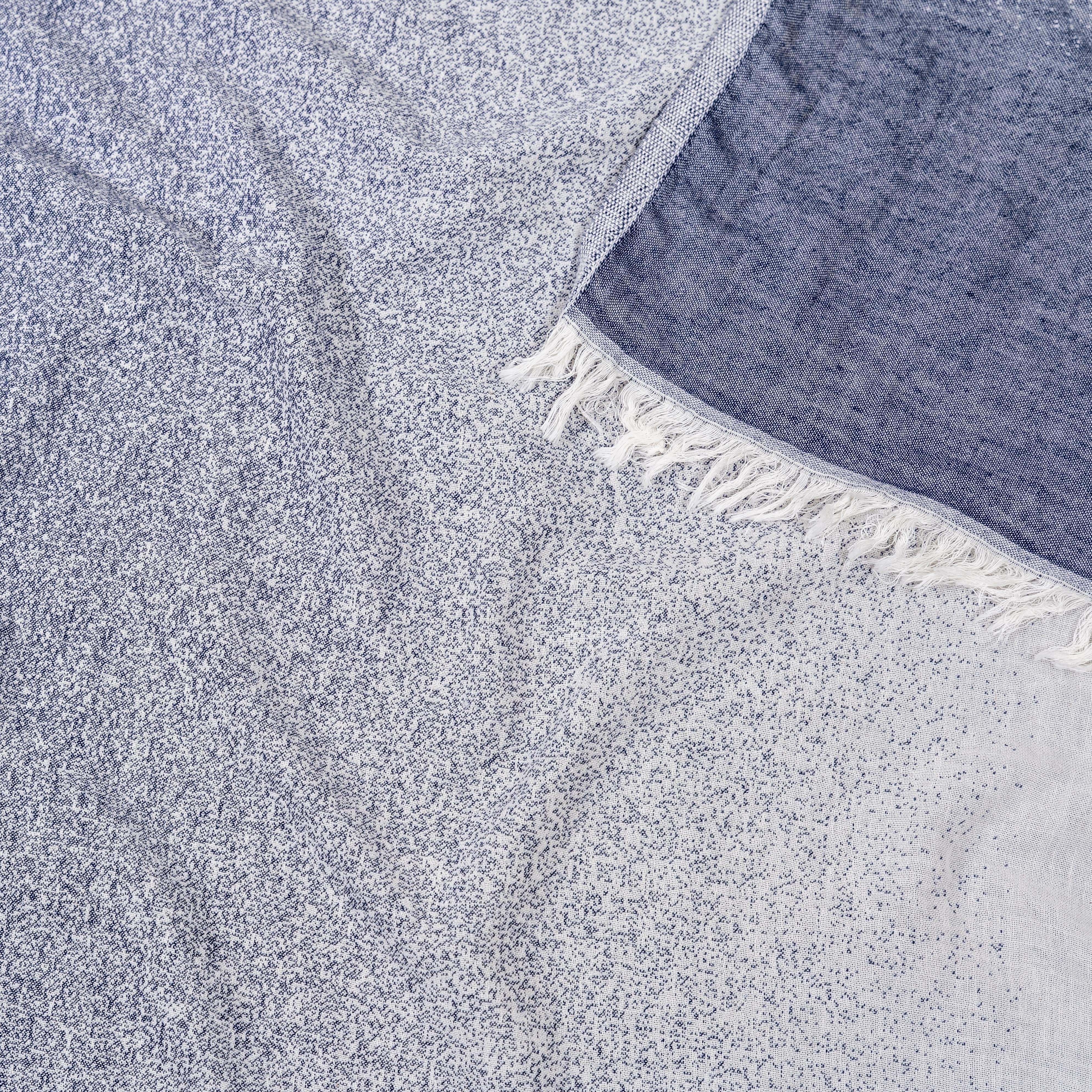 Ein elegant gefaltetes Ecobain Hamamtuch aus der Liberty Series im Design Faded, Farbton Midnight Anchor. Das innovative Jacquard-Gewebe aus 100 Prozent langstapeliger, gekämmter Baumwolle erzeugt einen subtilen Ombré-Effekt zwischen tiefem Dunkelblau und hellem Ecru. Diese ressourcenschonende, plastikfreie Alternative zu schwerem Frottee ist extrem platzsparend, schnelltrocknend und besonders hautfreundlich. Ein ästhetisches Must-have für Wellness, Sauna und anspruchsvolles Interior Design.