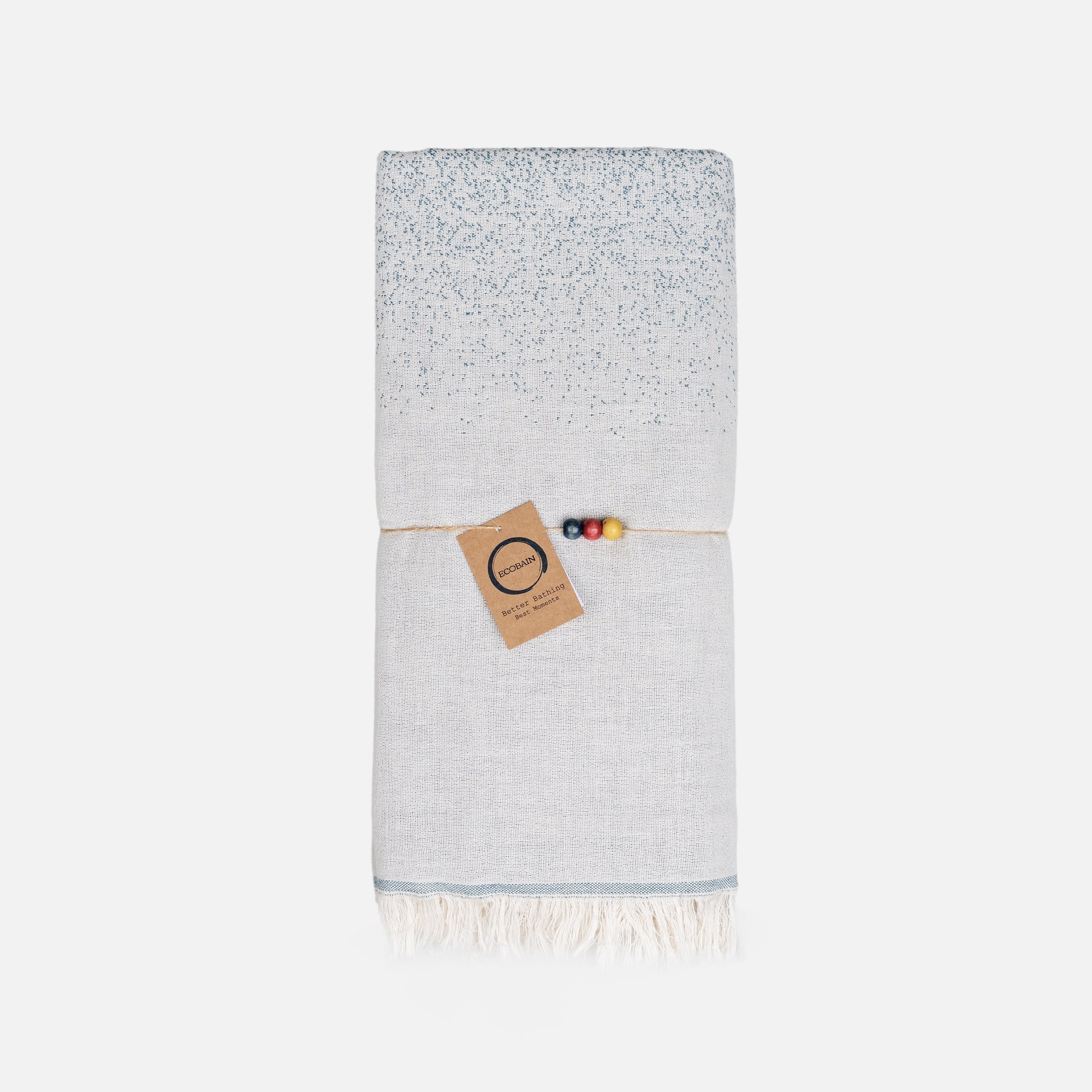 Detailaufnahme der modernen Open End Fransen und der feinen Webstruktur eines Ecobain Hamamtuchs, Design Faded im Farbton Sailors Dream. Die hochwertige Jacquard-Webung aus 100 Prozent langstapeliger, gekämmter Baumwolle sorgt für ein reines, natürliches Hautgefühl. Diese ressourcenschonende, plastikfreie Alternative zu schwerem Frottee ist extrem saugstark, trocknet in Rekordzeit und ist ein ästhetischer Blickfang für dein Badezimmer, Wellness oder Yoga.