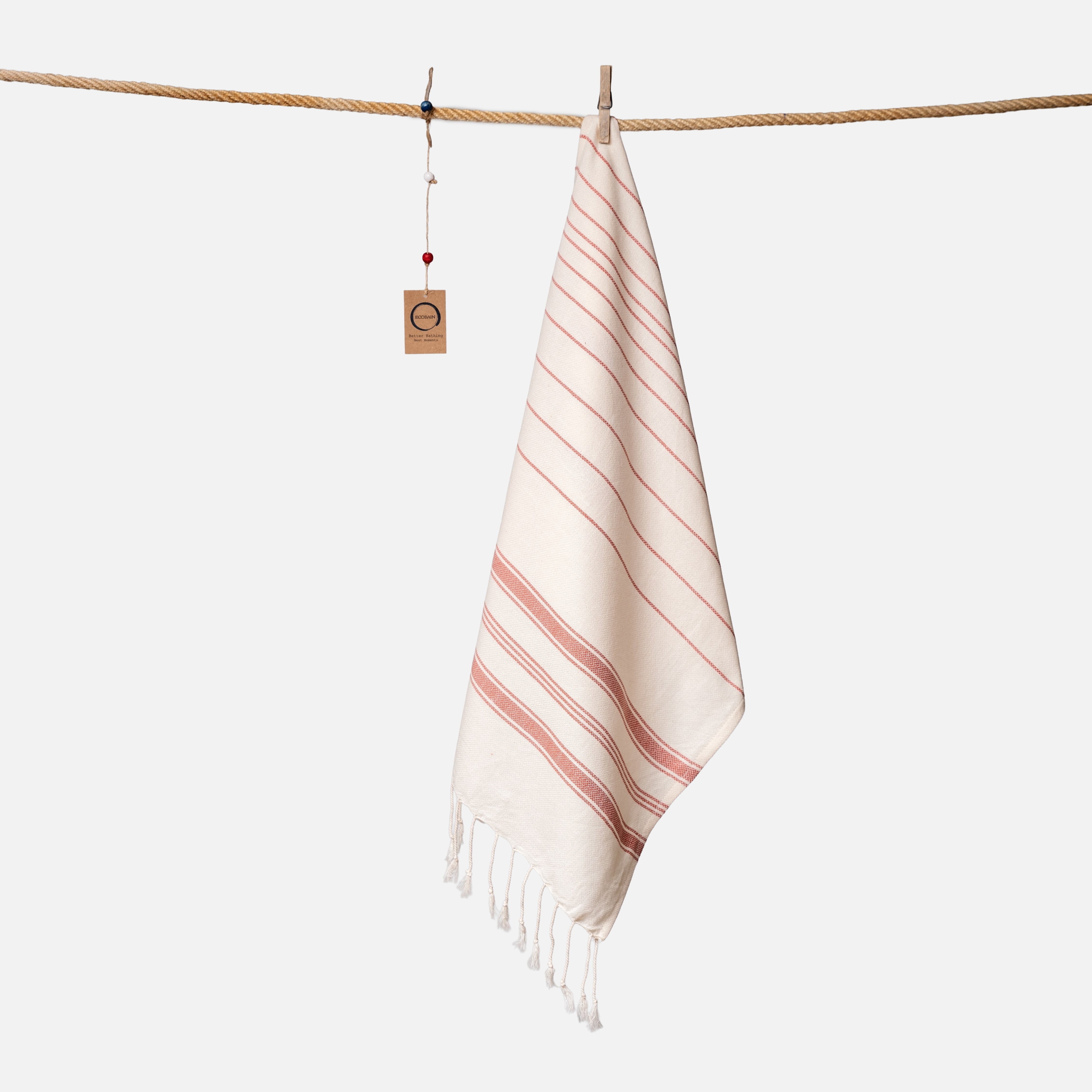 Kompaktes Ecobain Reisehandtuch im Design 'New Classic' im lebendigen Herbstrot Autumn Spark. Mit praktischen 50x100 cm ist dieses extrem leichte Tuch aus hochwertiger, langstapeliger Baumwolle der ideale Begleiter für das Handgepäck oder den Sport. Ein schnelltrocknendes kleines Hamamtuch, das traditionelle Webkunst in deinen aktiven Alltag bringt und pure Leichtigkeit verspricht.
