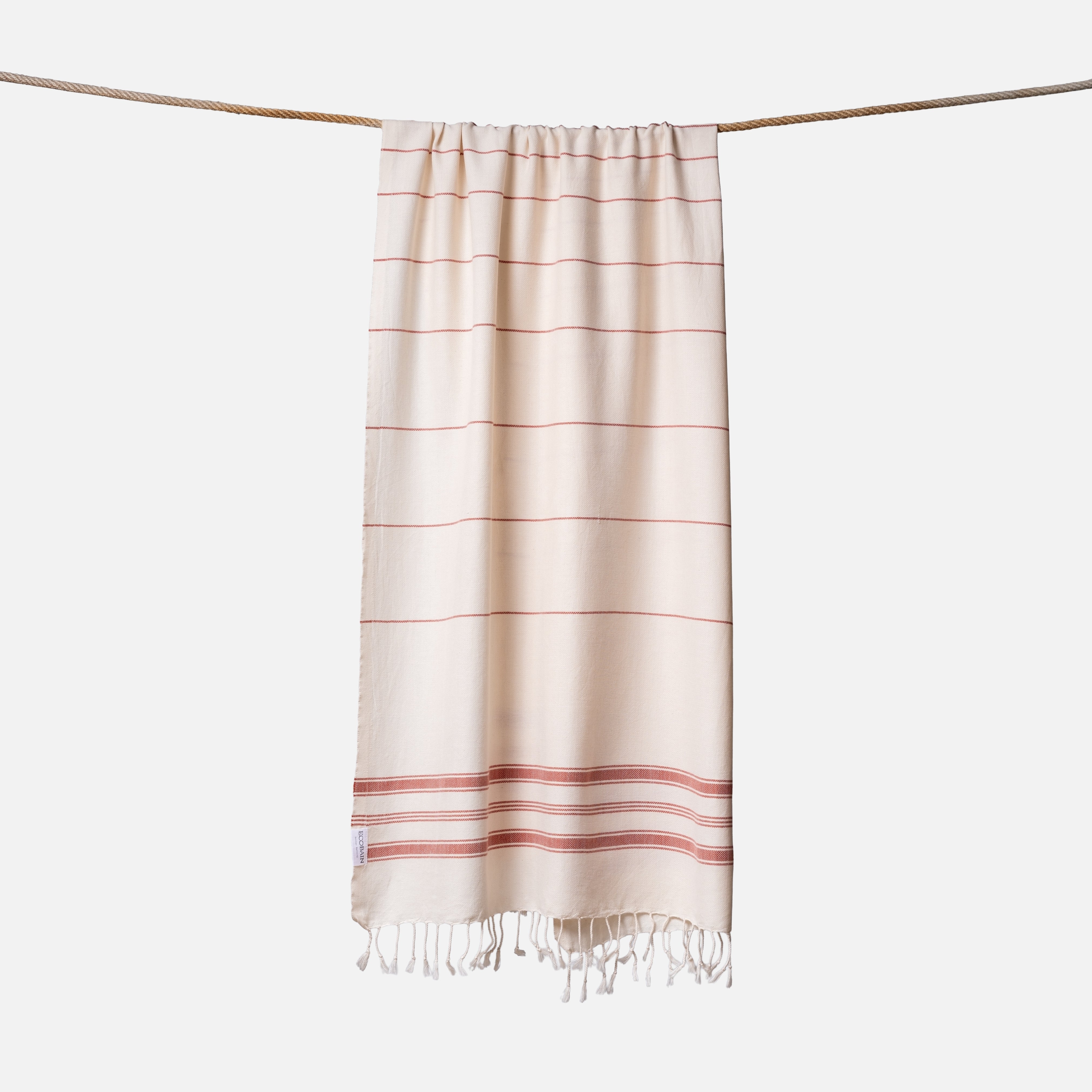 Extragroßes Ecobain Strandtuch der Liberty Series in der warmen Farbe Autumn Spark. Das platzsparende Pestemal in 100x200 cm wird stilvoll gerollt mit originalem Hang Tag geliefert und ist eine erstklassige nachhaltige Geschenkidee. Ein absolut sandfreies Reisehandtuch aus pestizidfreiem Anbau, das höchsten Komfort am Meer oder in der Sauna bietet und schweres Frottee mühelos ersetzt.
