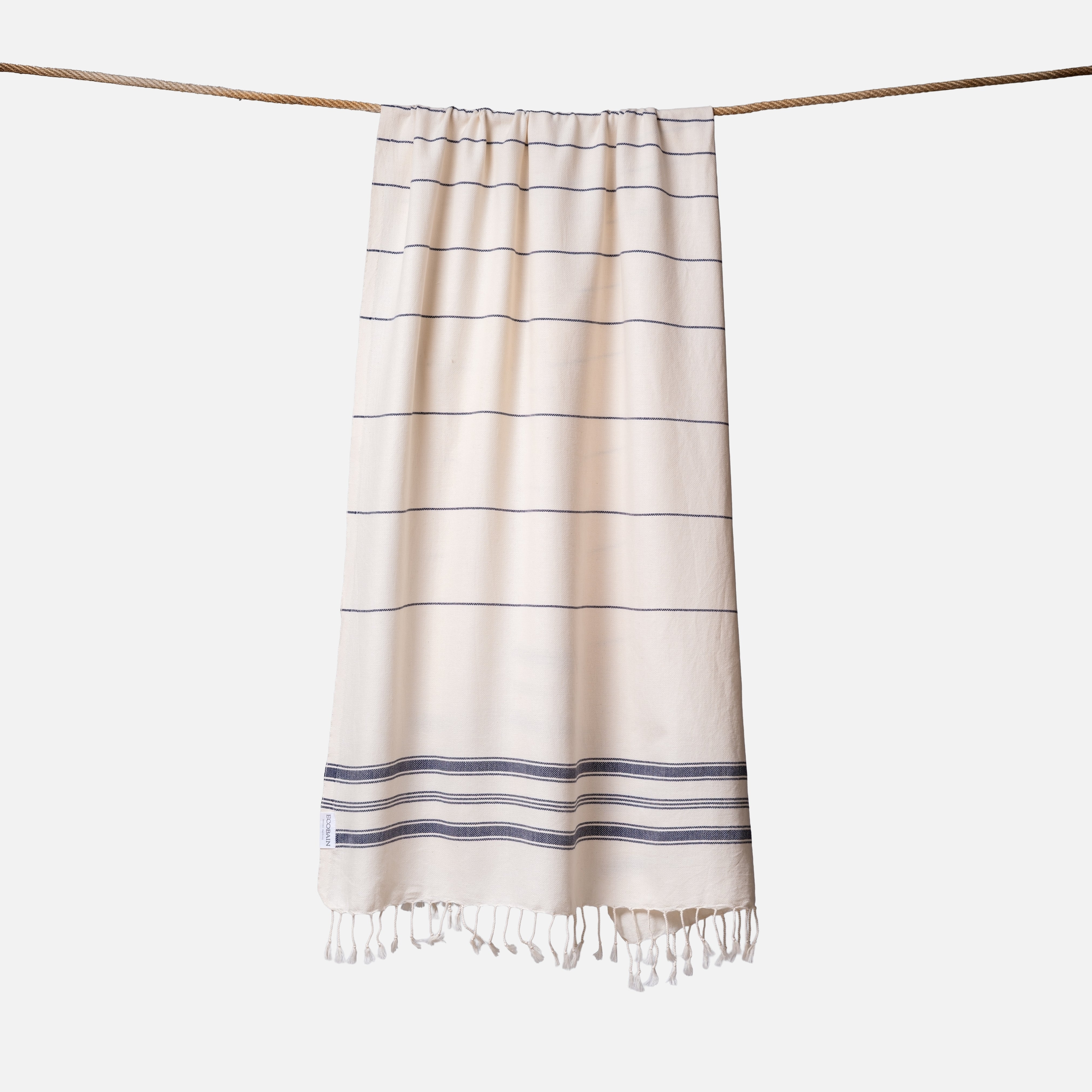 Extragroßes Ecobain Strandtuch der Liberty Series im strahlenden Hellblau Night Shift. Das platzsparende Pestemal in 100x200 cm wird stilvoll gerollt mit originalem Hang Tag geliefert und ist die ideale nachhaltige Geschenkidee für Segler und Abenteurer. Ein sandfreies Reisehandtuch aus pestizidfreiem Anbau, das an Deck oder am Strand schweres Frottee ersetzt und dank des schnelltrocknenden Gewebes selbst bei hoher Luftfeuchtigkeit absolut frisch bleibt.