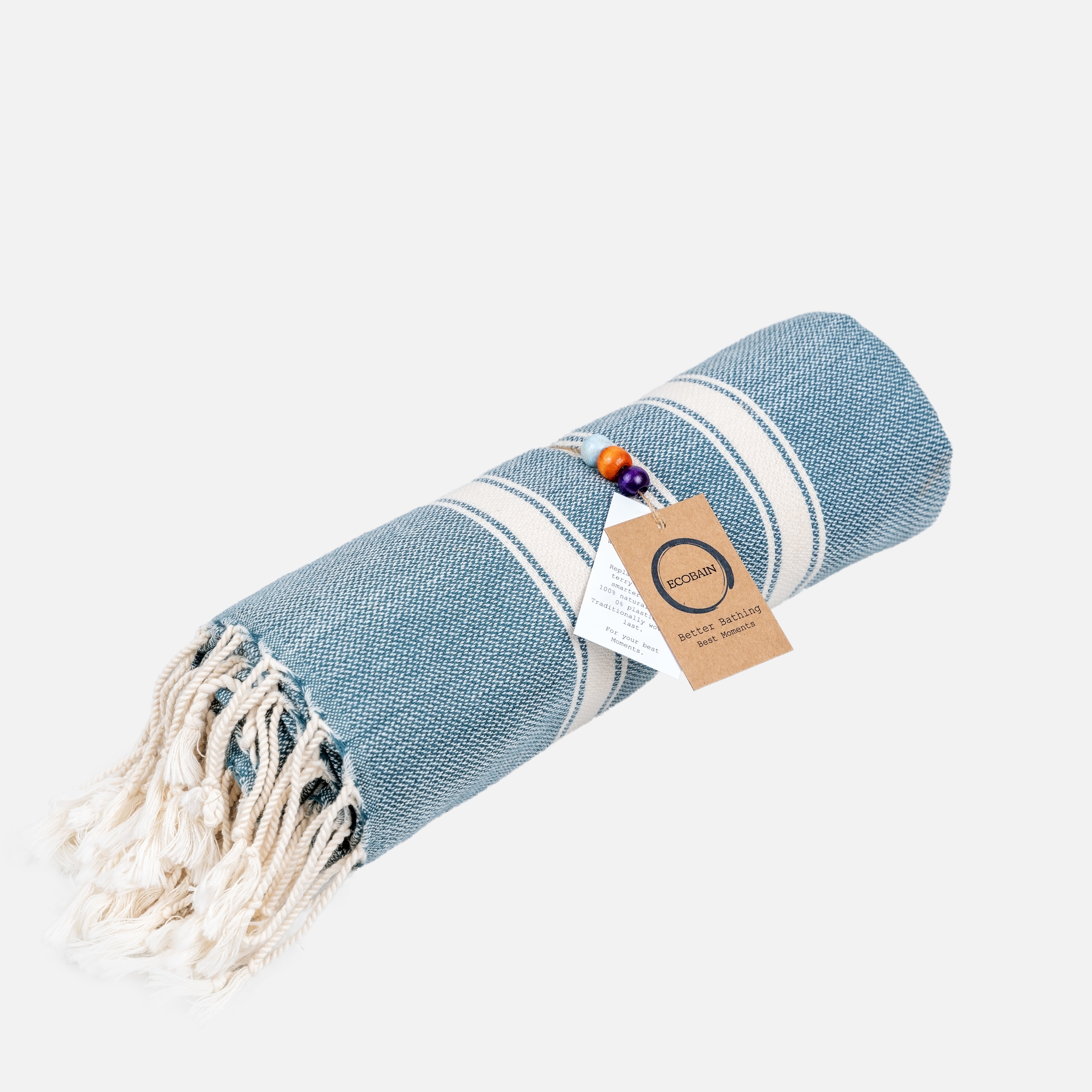 Nahaufnahme der traditionellen Webstruktur des Ecobain Hamamtuchs 'New Classic' in tiefem maritimen Blau. Das Bild verdeutlicht die meisterhafte Verarbeitung der weichen, gekämmten und langstapeligen Baumwolle. Ein plastikfreies Design Statement, das durch pestizidfreien Anbau, extreme Langlebigkeit und eine edle Haptik überzeugt – das perfekte, hochwertige Geschenk für alle, die das Wasser und das Echte lieben.