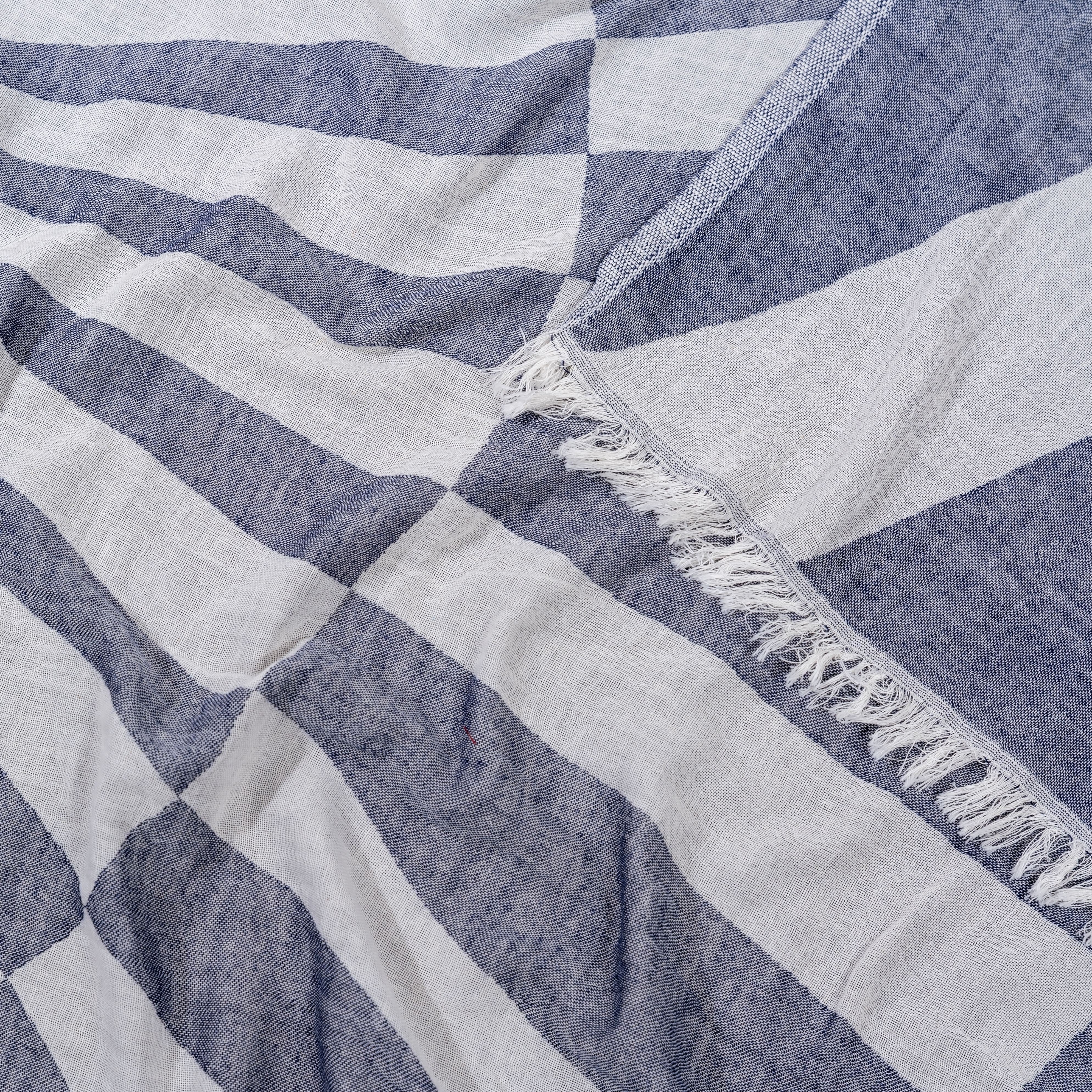 Edles Ecobain Baumwolltuch aus der 'Optique' Kollektion in tiefem Midnight Anchor. Das nachhaltige Premiumtuch in maritimem Dunkelblau weckt Vorfreude auf deine schönsten Erlebnisse und zeigt im Fokus seine traditionell handgeknoteten Fransen sowie das charakteristische Hangtag – für eine Badekultur, die deinen Tag besser macht.