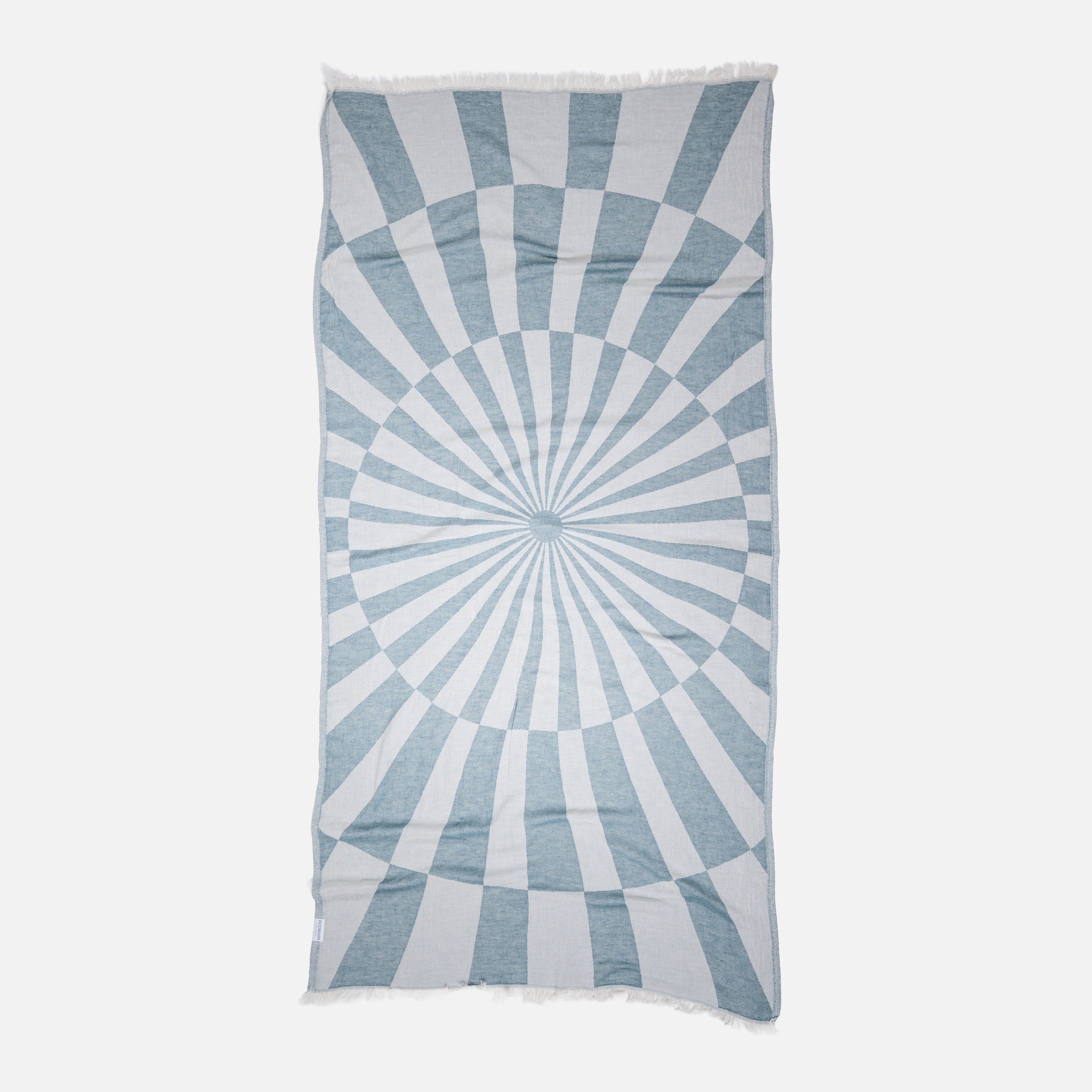 Hochwertiges Ecobain Baumwolltuch aus der 'Optique' Kollektion im lebendigen Ozeanblau von Sailor's Dream. Das nachhaltige Premiumtuch aus reiner Naturfaser weckt Vorfreude auf deine schönsten Erlebnisse und steht für eine ressourcenschonende Badekultur, die deinen Tag besser macht.