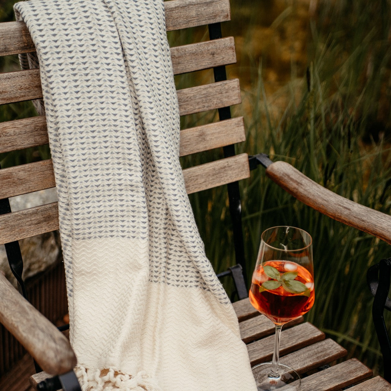 Detailansicht der unglaublich soften, dunklen Webstruktur eines Ecobain Gordion Towels in der Farbe Moon Shadow.