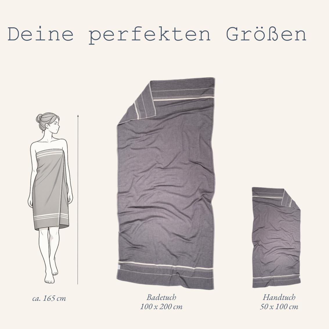 Größenfinder für das Ecobain New Classic Towel in Moon Shadow: Visueller Vergleich der zwei verfügbaren Handtuch-Größen Badetuch (100x200 cm) und Handtuch (50x100 cm) in hellem, mystischem Grau neben einer Silhouette. Edles Jacquard-Muster aus 100% gekämmter Baumwolle für Bad und Strand.