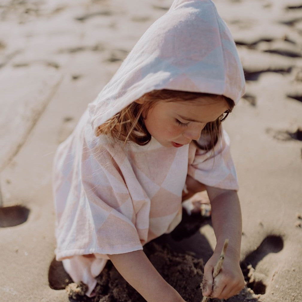 Vorderansicht des Ecobain Ponchos Symique in Soft Peach mit Kapuze und großer, praktischer Bauchtasche.