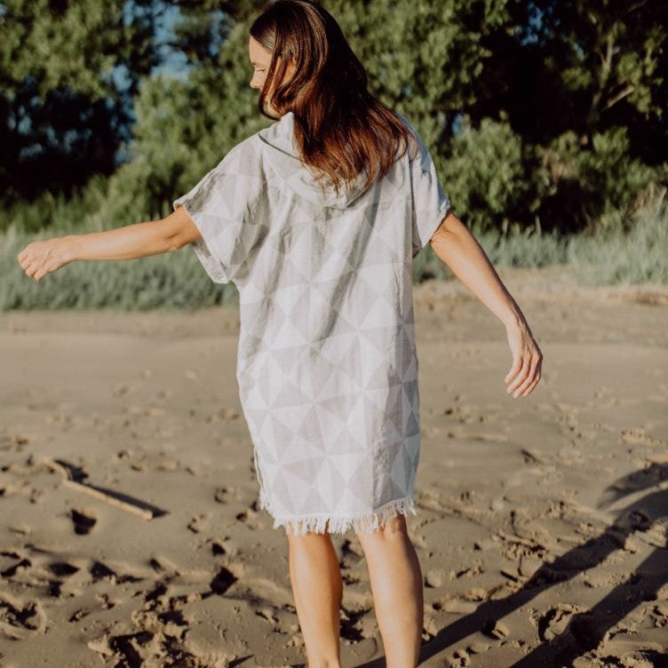 Nahaufnahme des Ecobain Ponchos Symique in Mountain Grey, die detailliert das voluminöse, doppellagige Jacquard Gewebe am Ausschnitt zeigt.